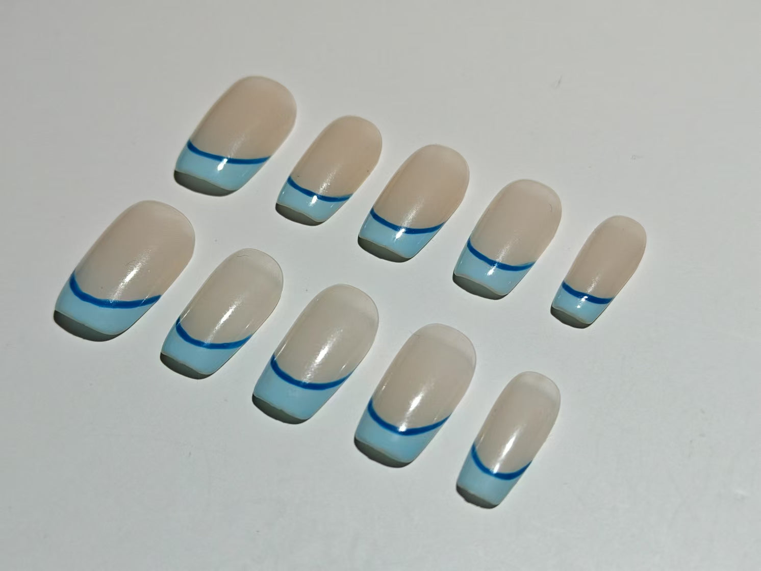 Einfacher Stil mit französischen blauen Rändern.