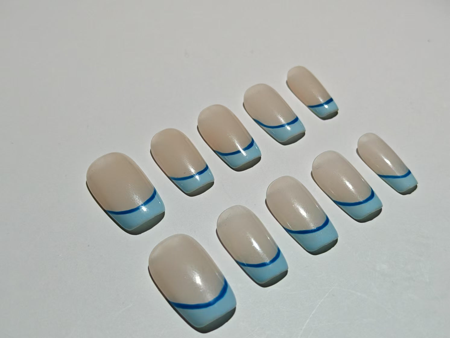 Einfacher Stil mit französischen blauen Rändern.