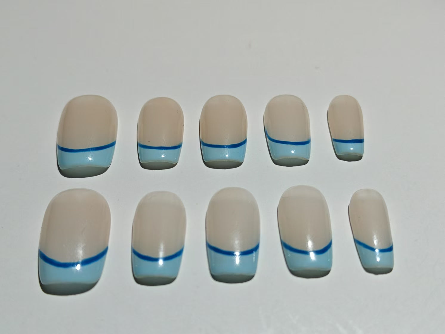Einfacher Stil mit französischen blauen Rändern.