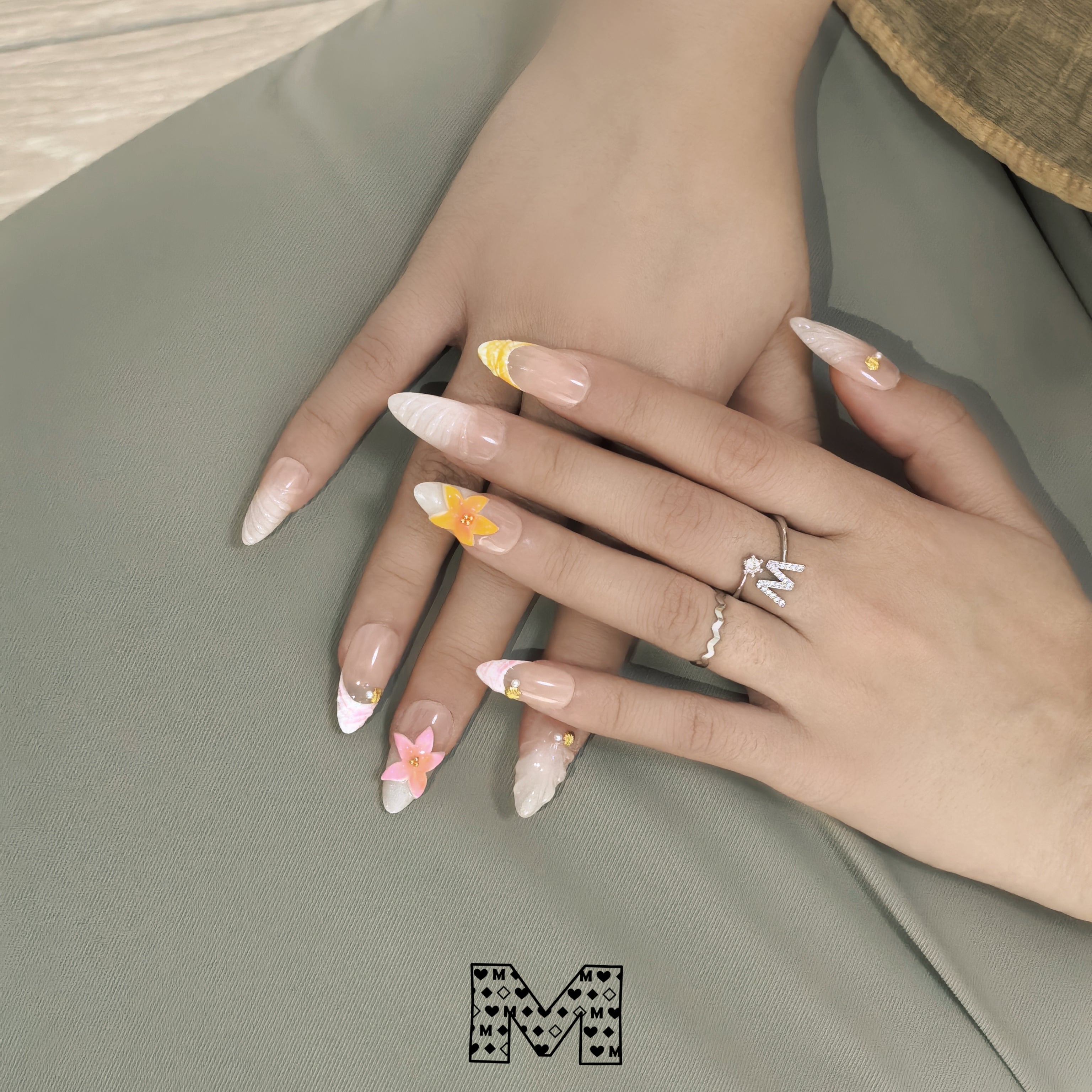Autocollants Nail Art rose clair avec plusieurs embellissements