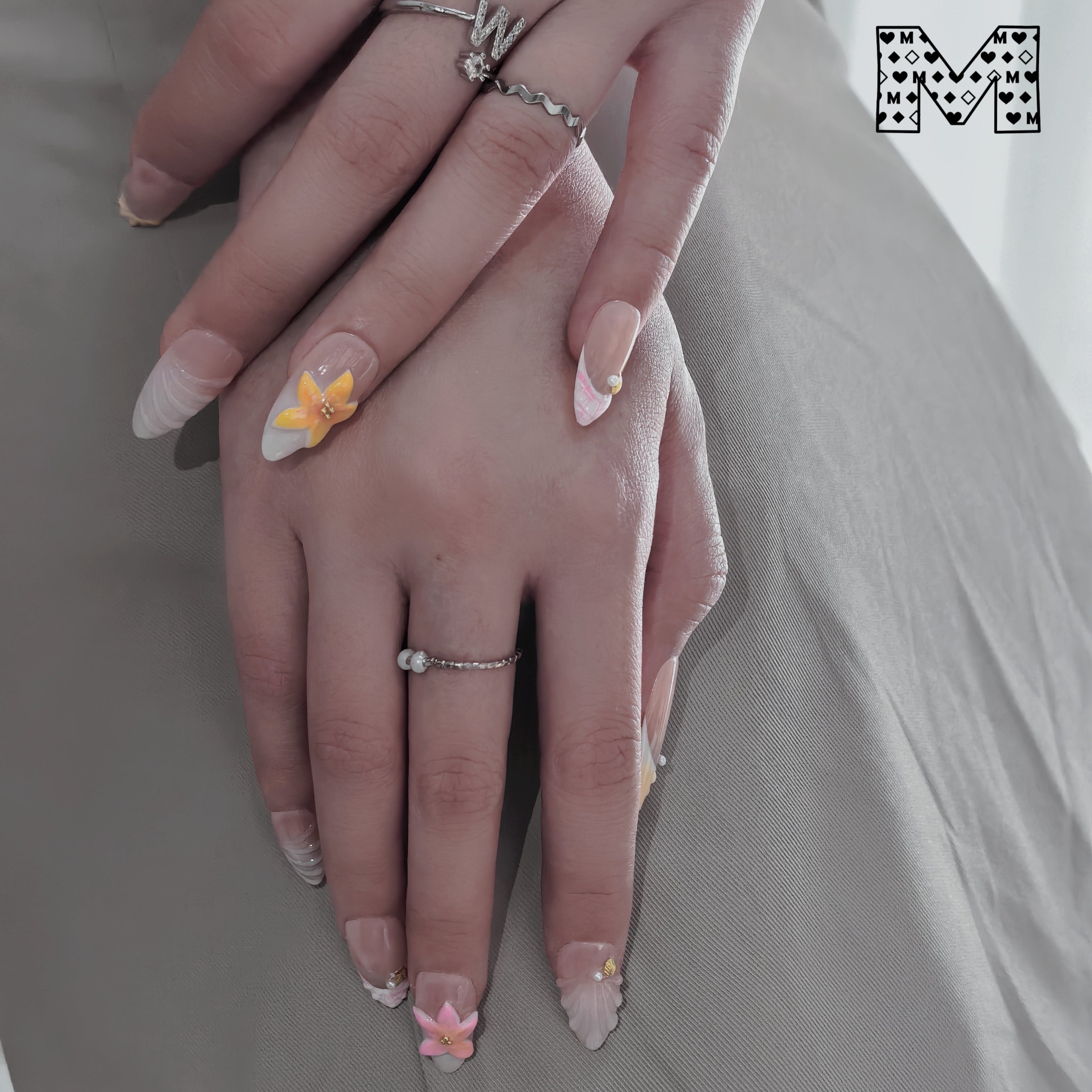 Autocollants Nail Art rose clair avec plusieurs embellissements