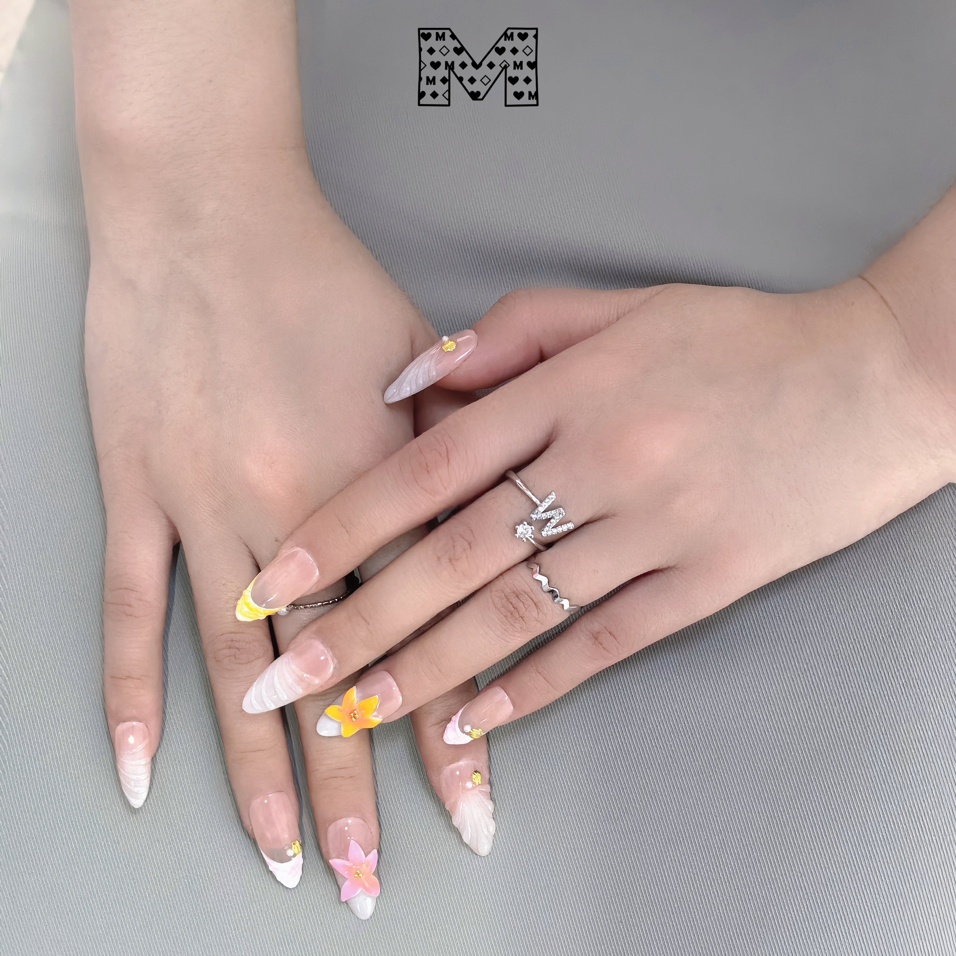 Autocollants Nail Art rose clair avec plusieurs embellissements