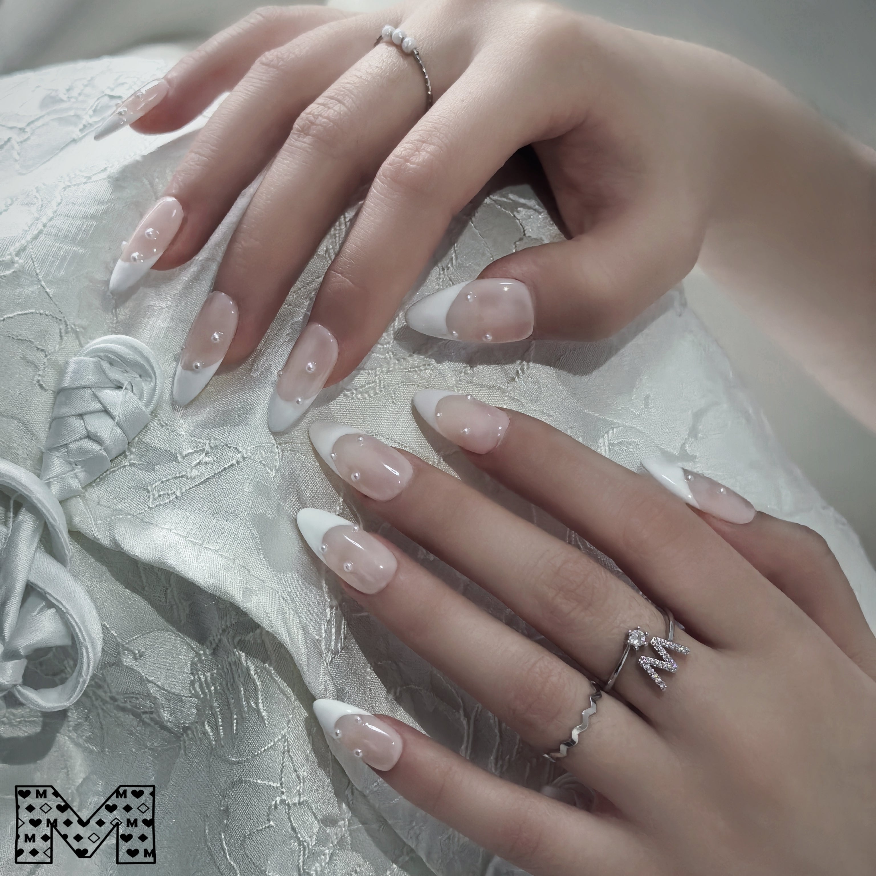 Elegante Nagelaufkleber in Nude-Weiß mit Perlen