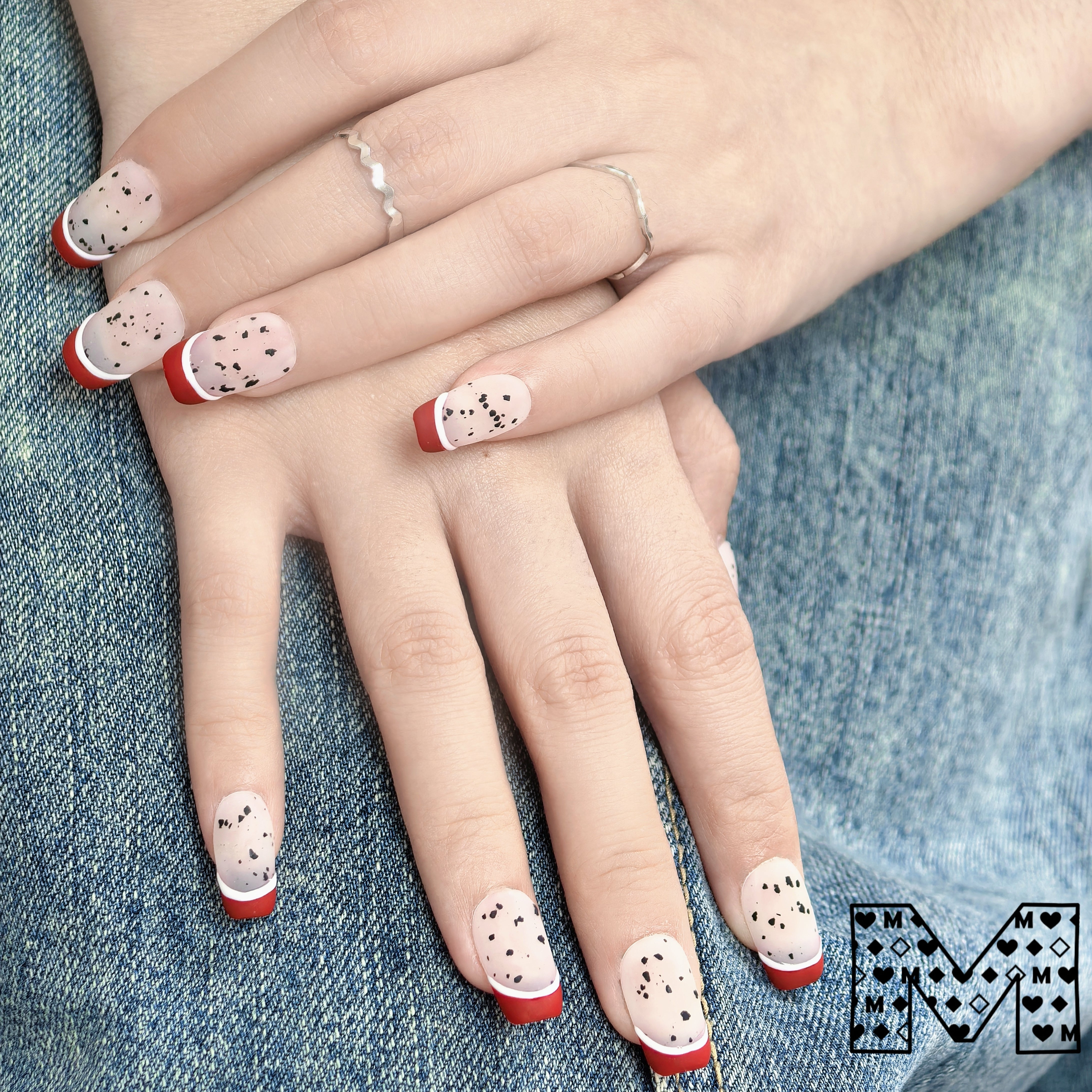 Gefleckte Nagelsticker im French-Style