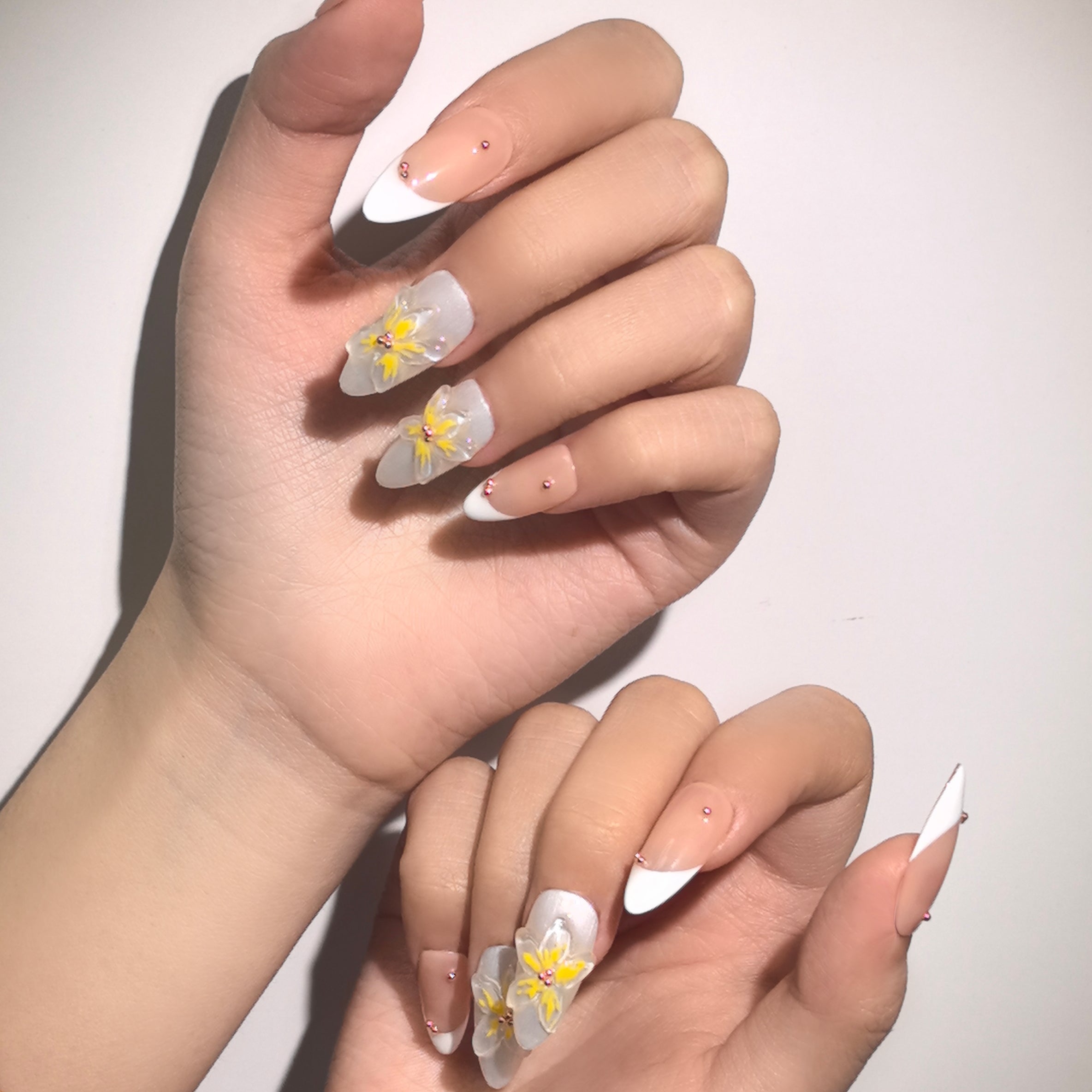 《Lumière fluide et ombres florales》 - Des ongles à coller particulièrement mignons