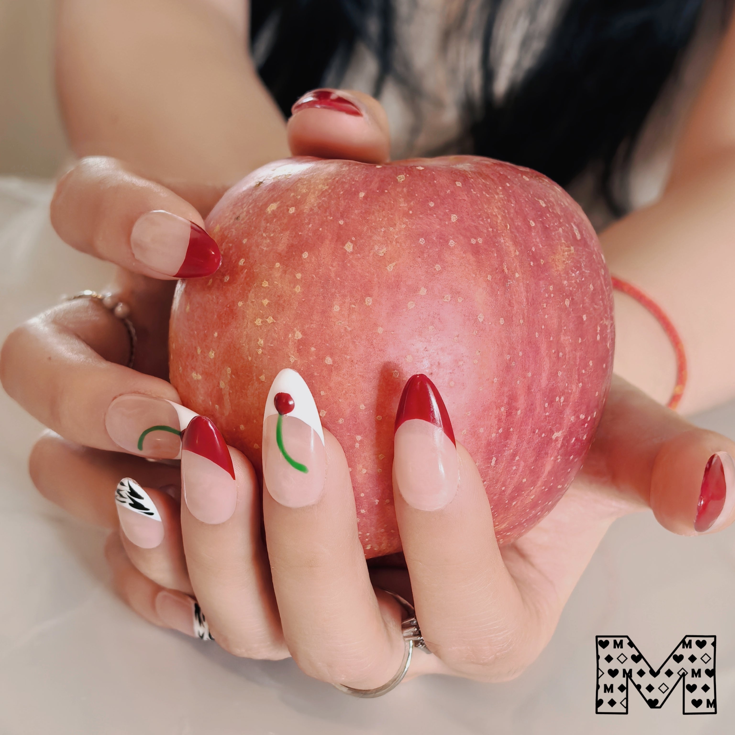 Nagelsticker mit Kirschmotiv