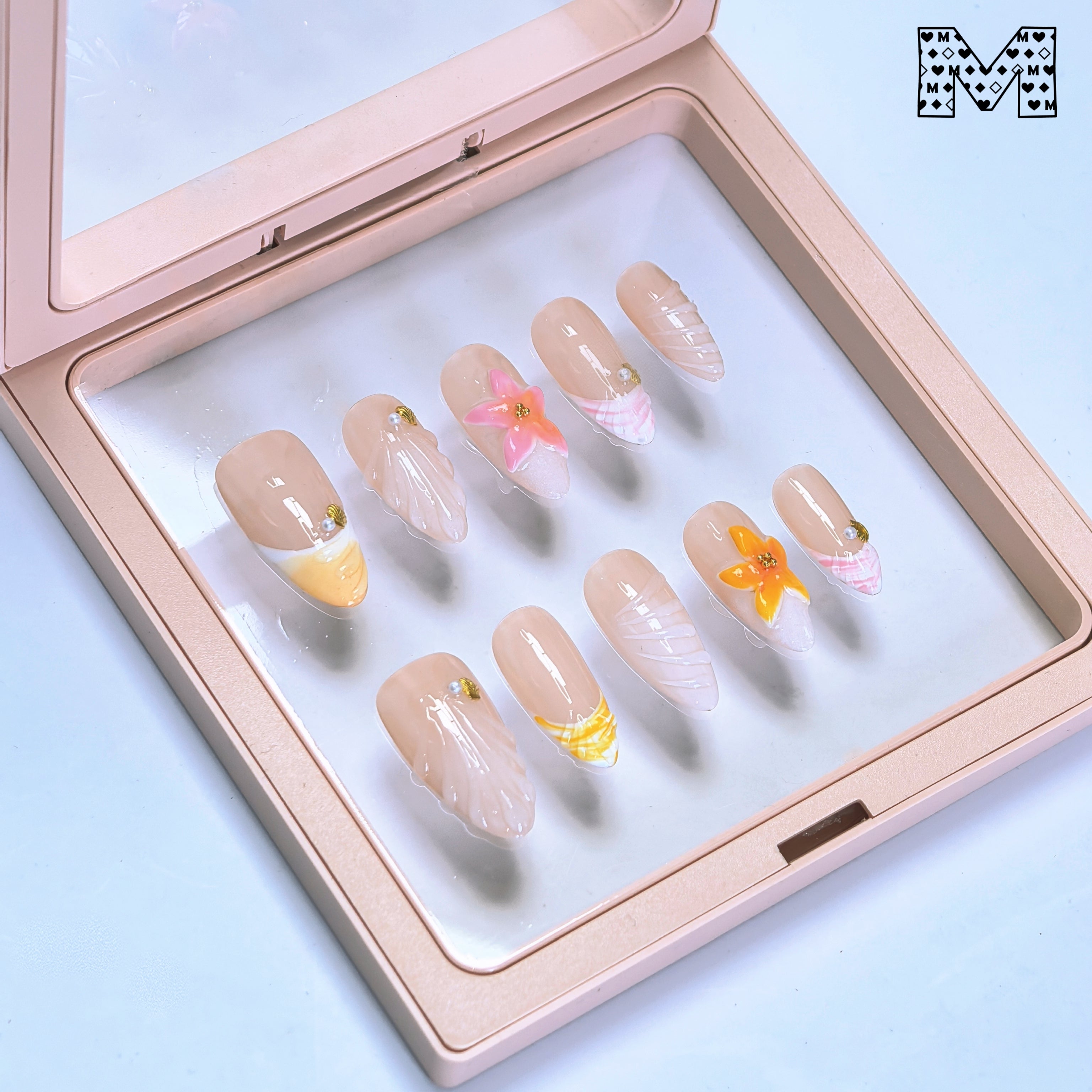 Hellrosa Nailart-Aufkleber mit vielen Verzierungen 
