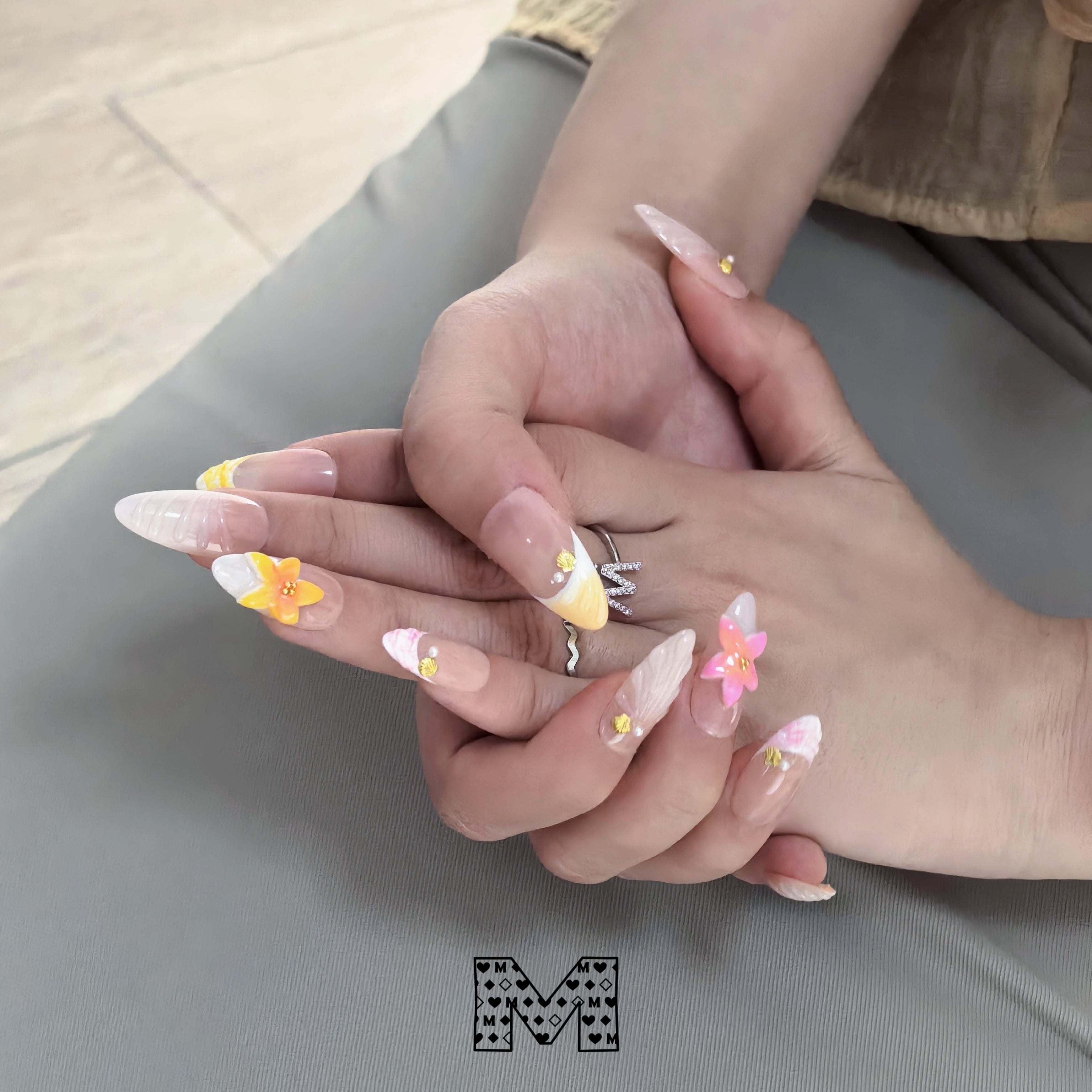 Hellrosa Nailart-Aufkleber mit vielen Verzierungen 