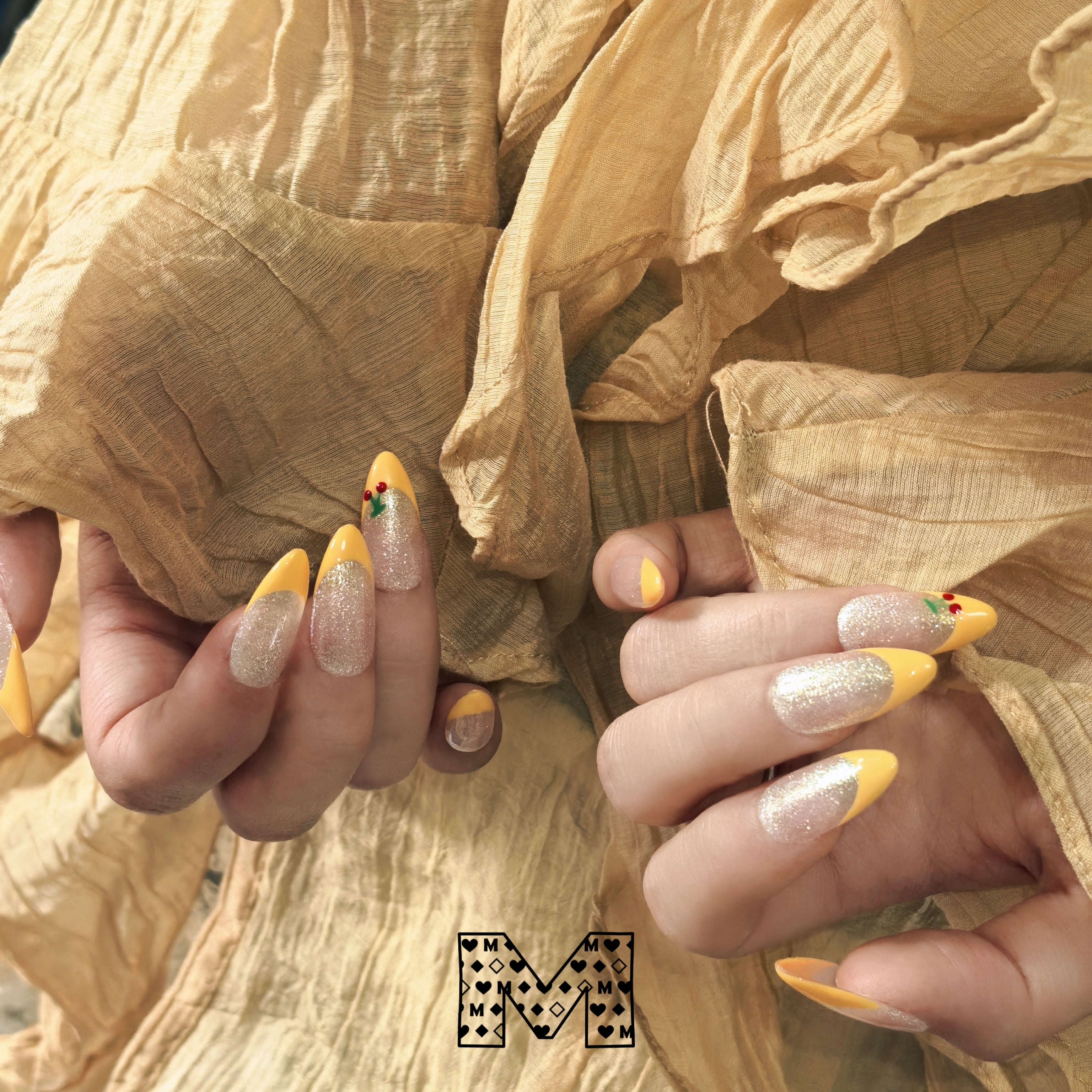 Funkelnde Nailart-Aufkleber in Silber und Gelb