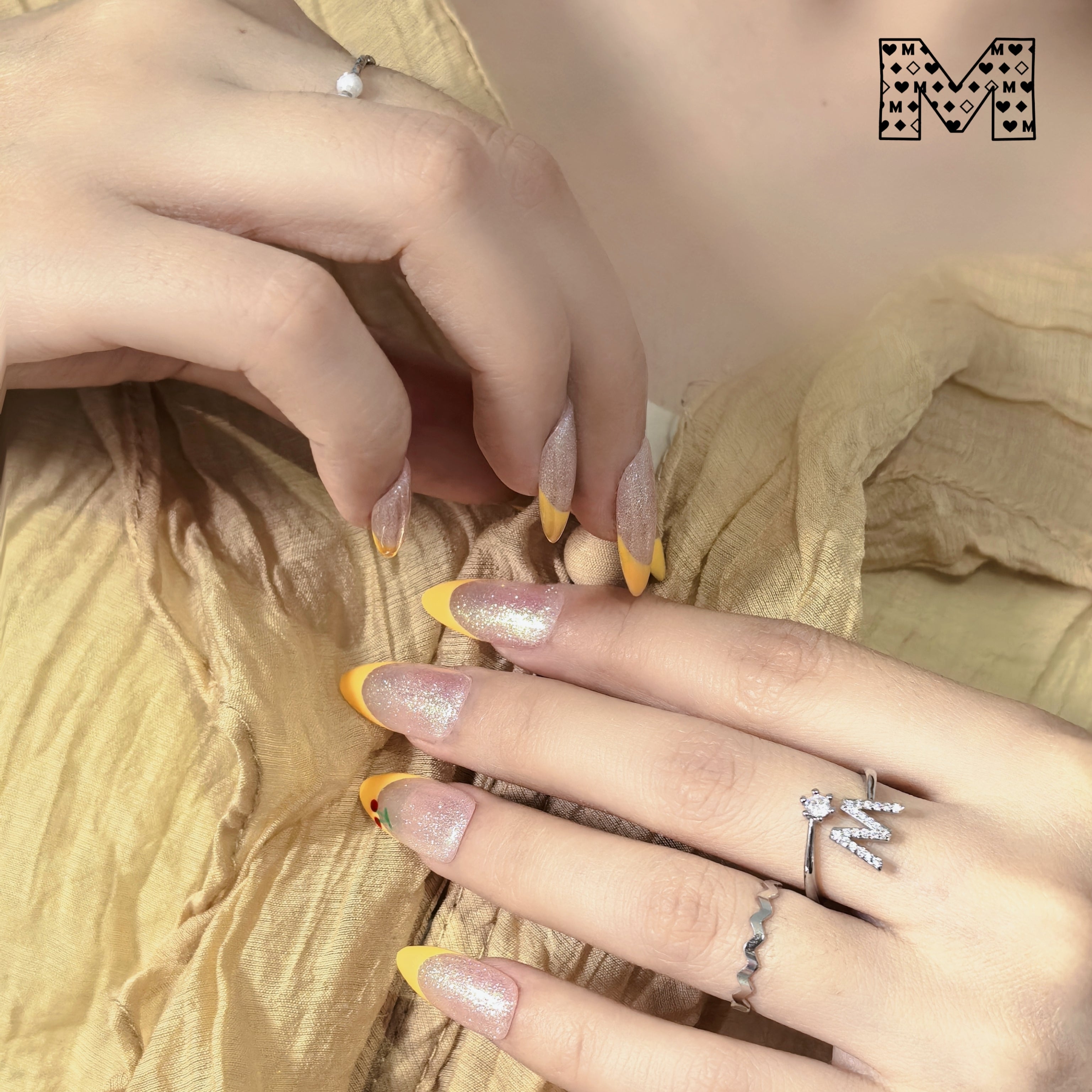 Funkelnde Nailart-Aufkleber in Silber und Gelb