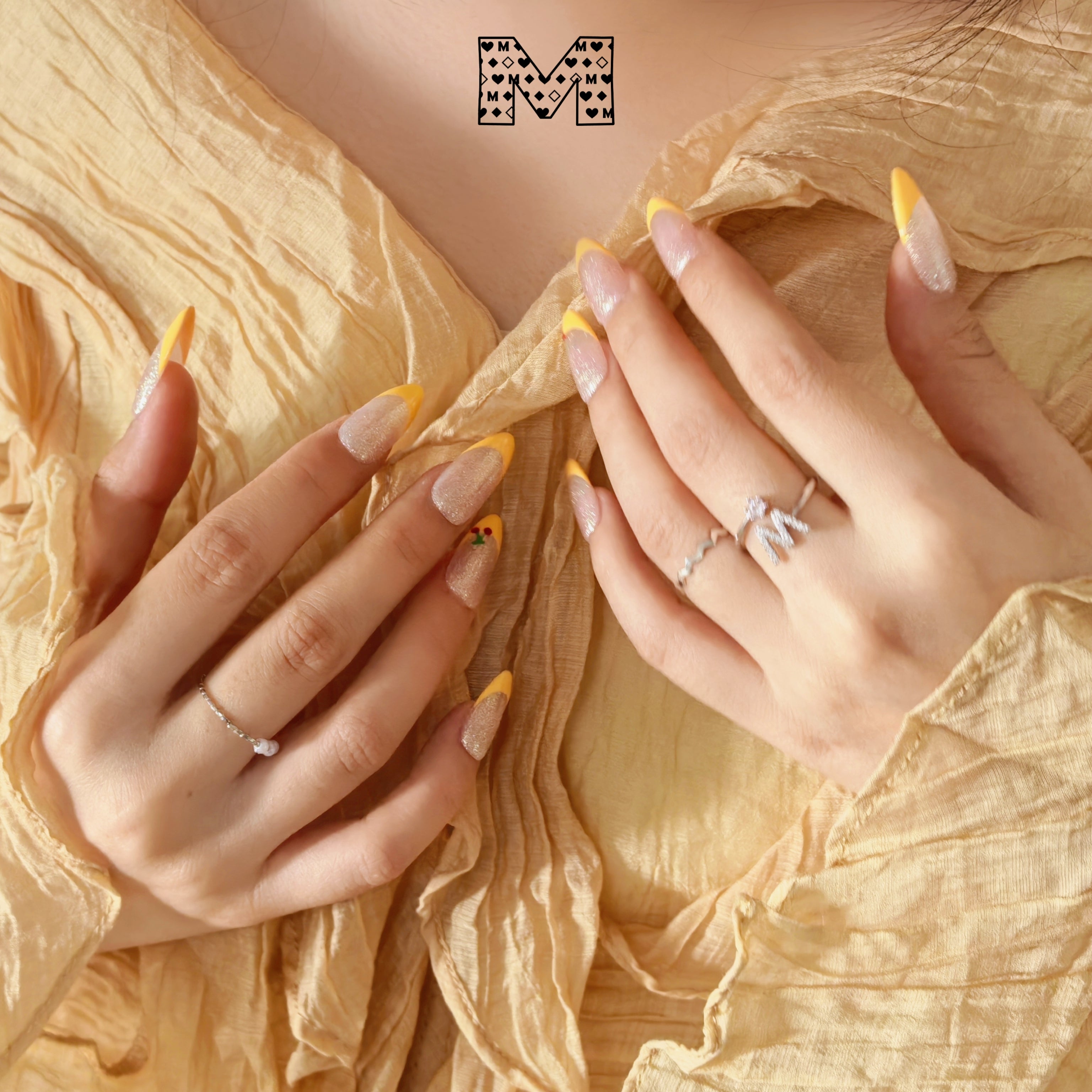 Funkelnde Nailart-Aufkleber in Silber und Gelb