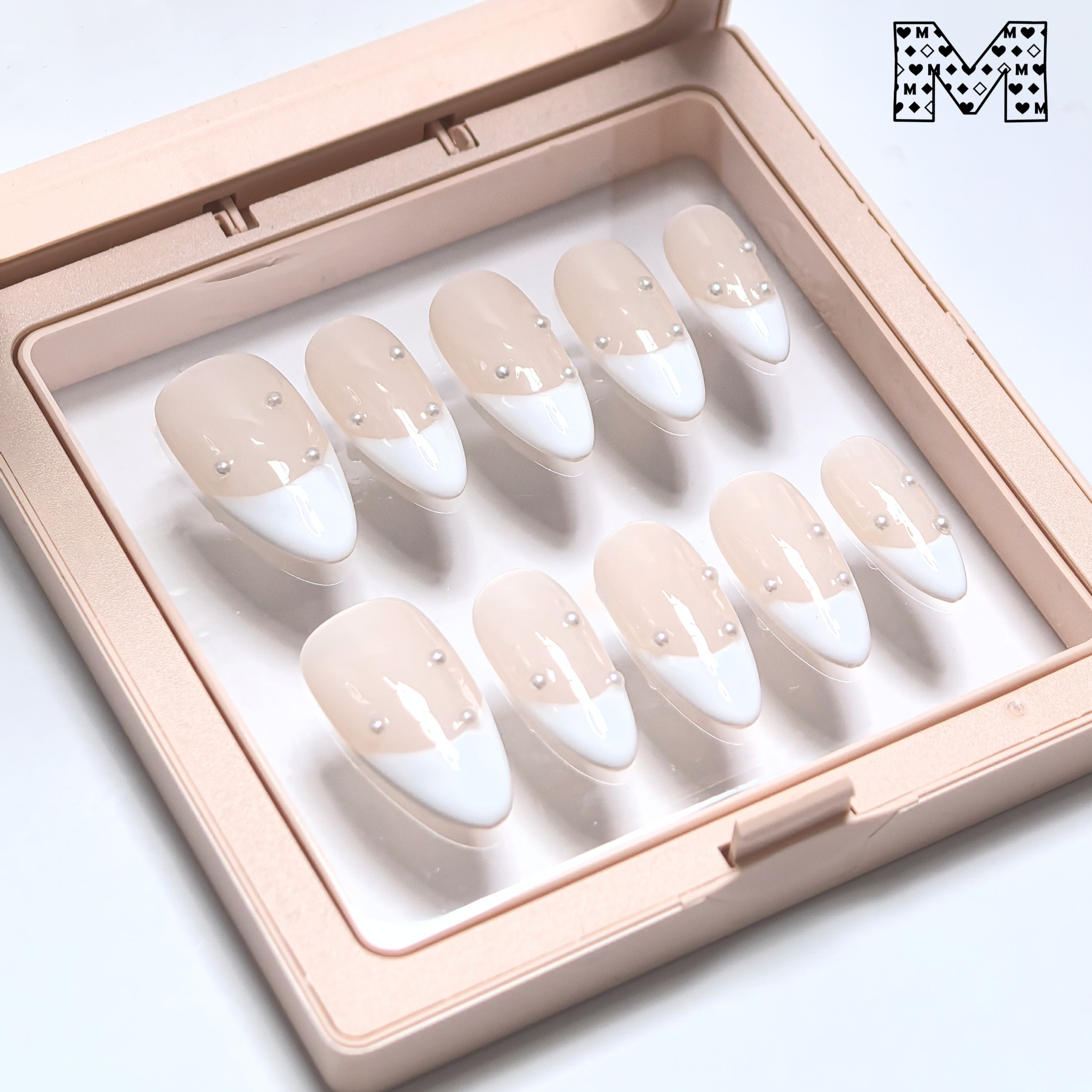 Elegante Nagelaufkleber in Nude-Weiß mit Perlen
