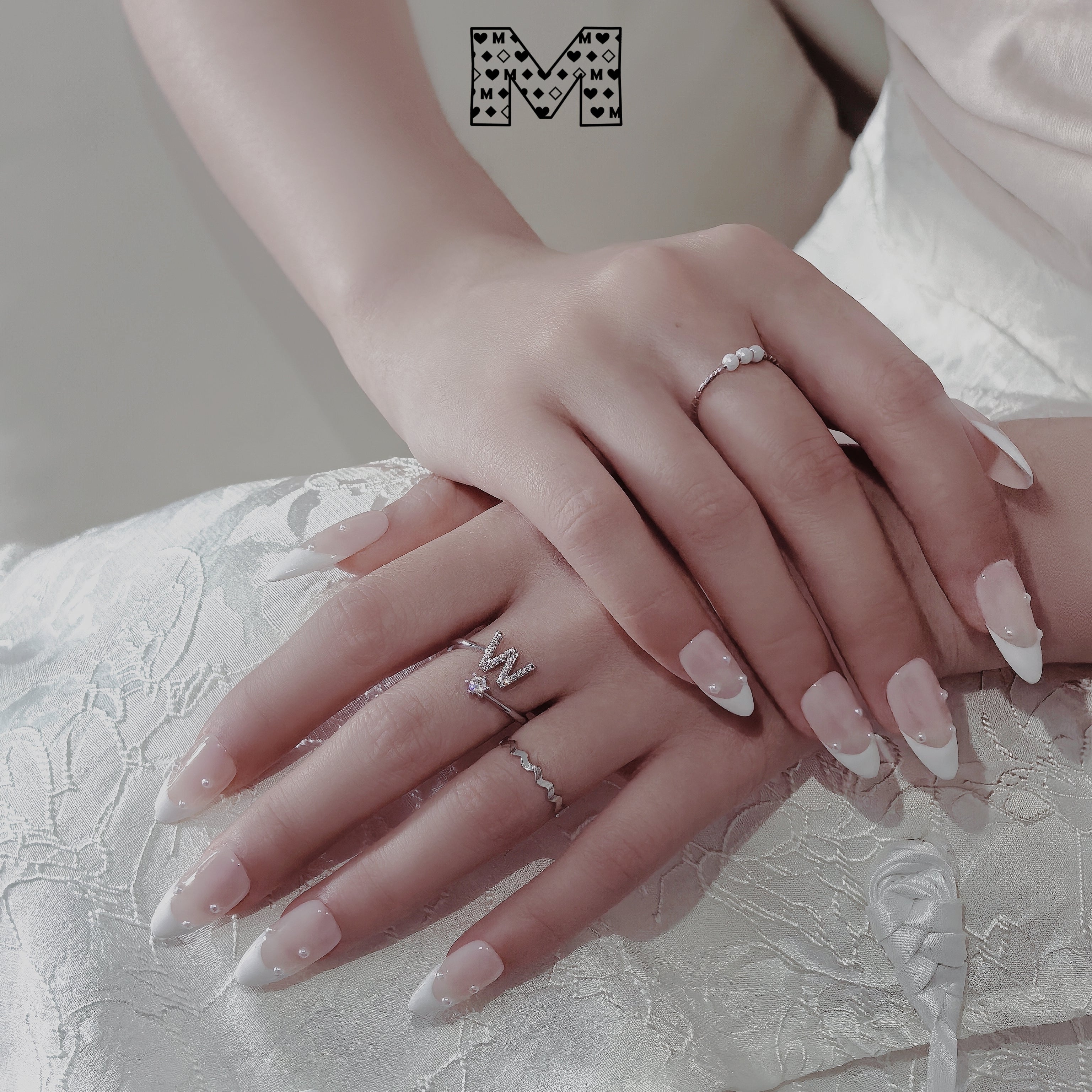 Elegante Nagelaufkleber in Nude-Weiß mit Perlen