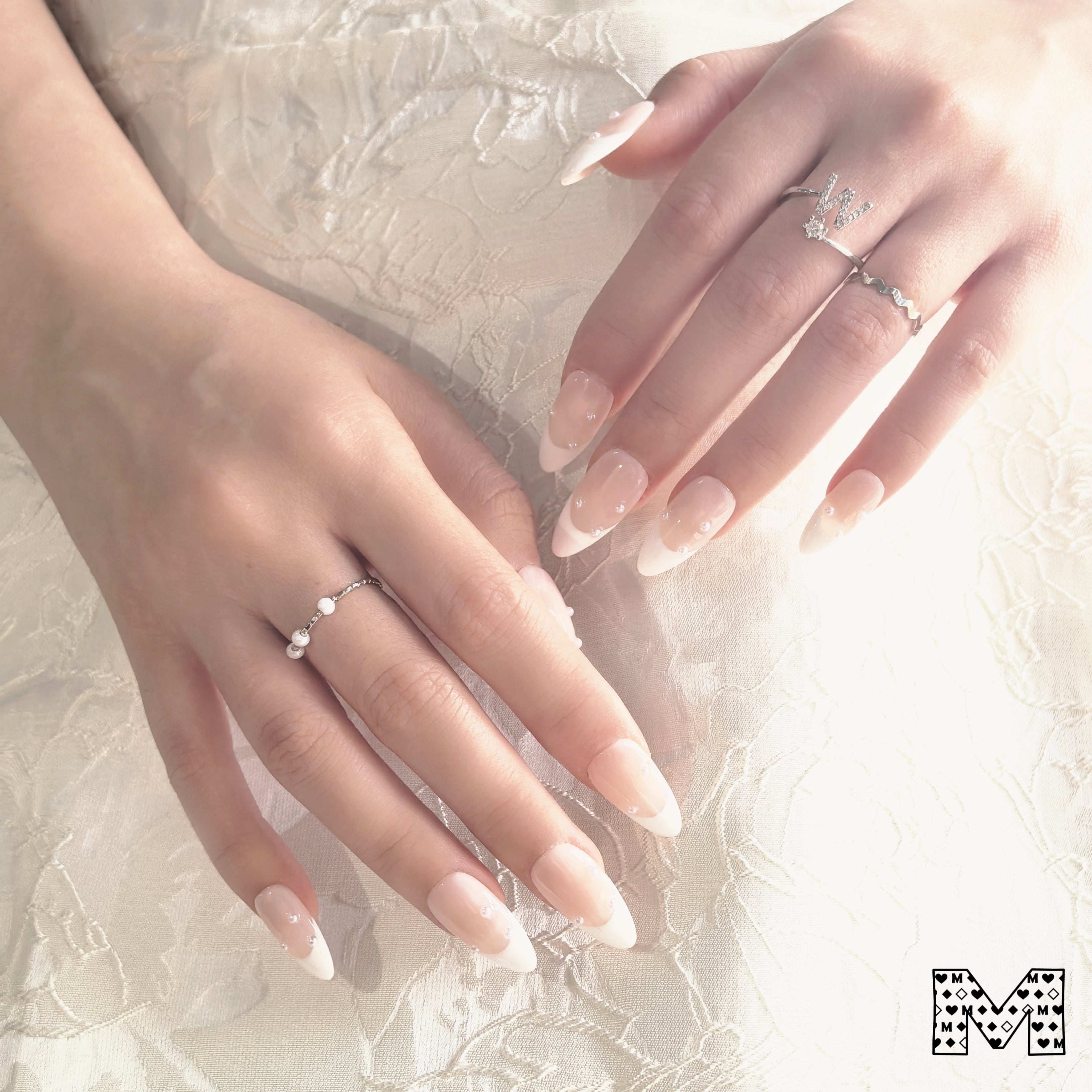 Elegante Nagelaufkleber in Nude-Weiß mit Perlen