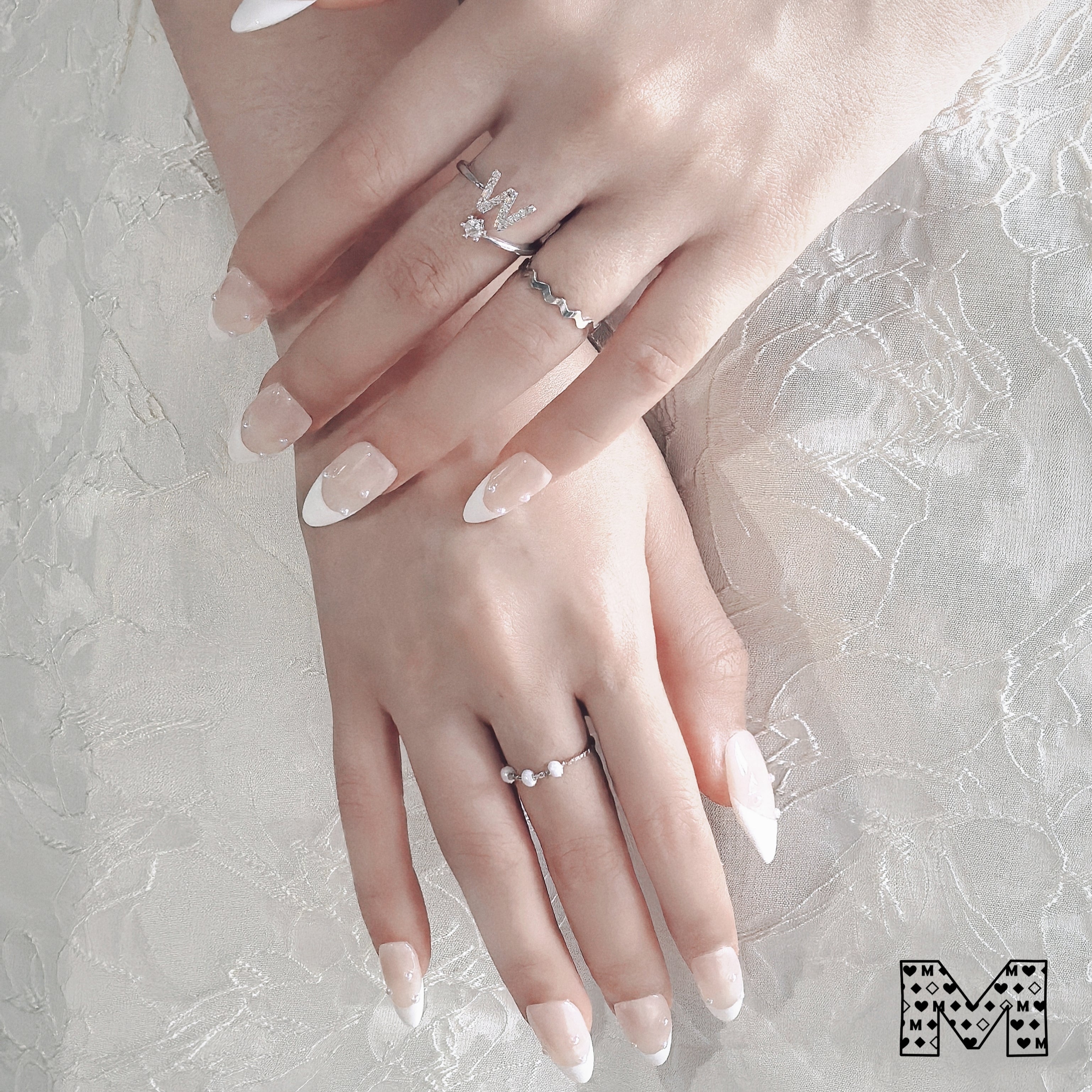 Elegante Nagelaufkleber in Nude-Weiß mit Perlen