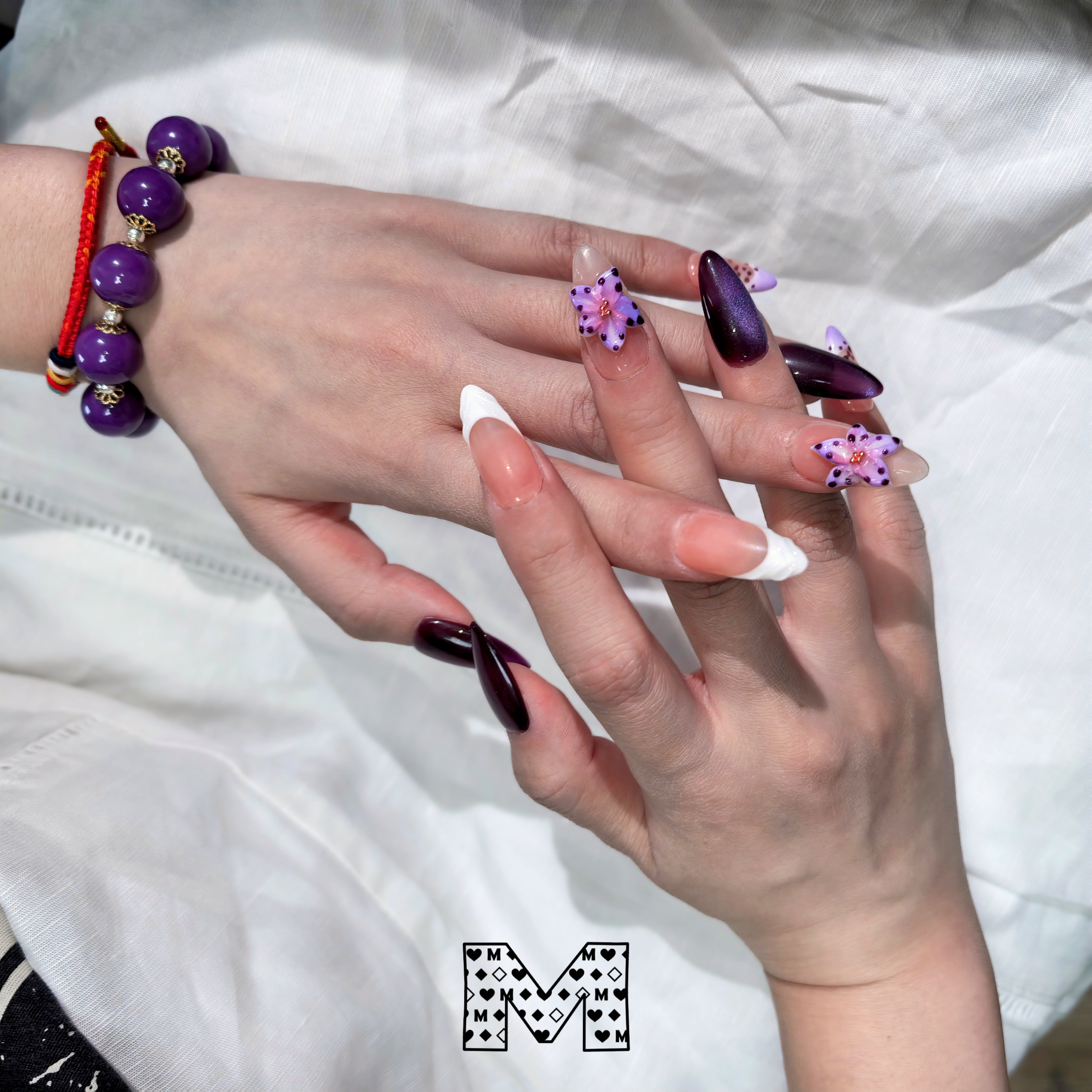 Autocollants pour ongles dans la combinaison de couleurs violet et nude 