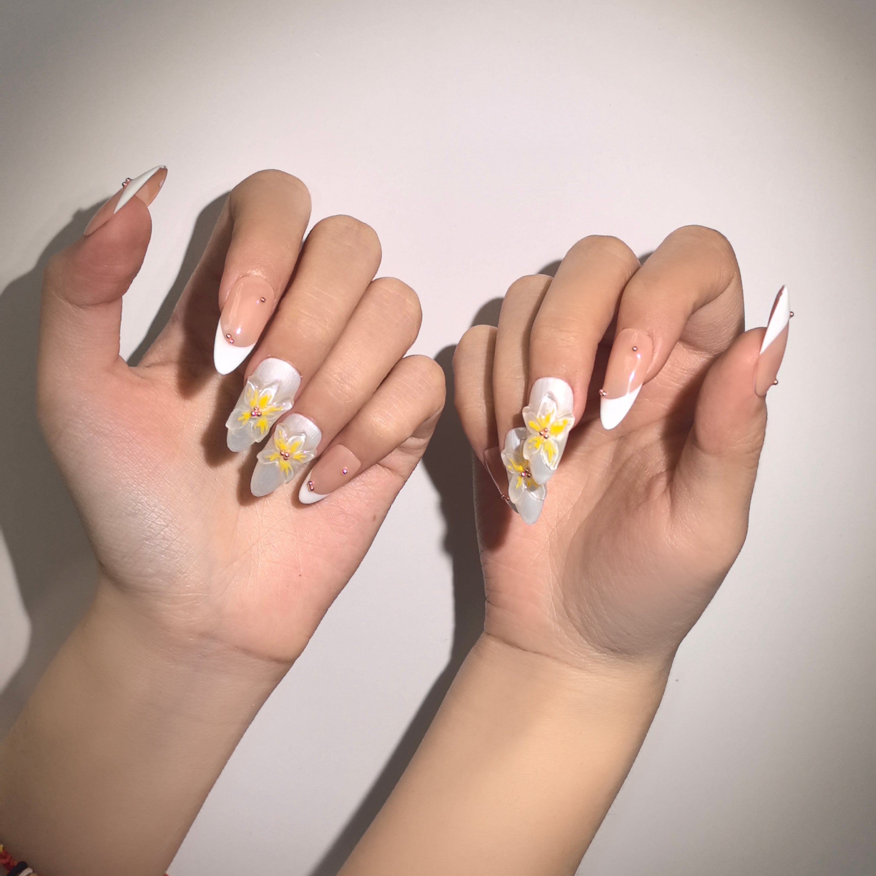 《Lumière fluide et ombres florales》 - Des ongles à coller particulièrement mignons 