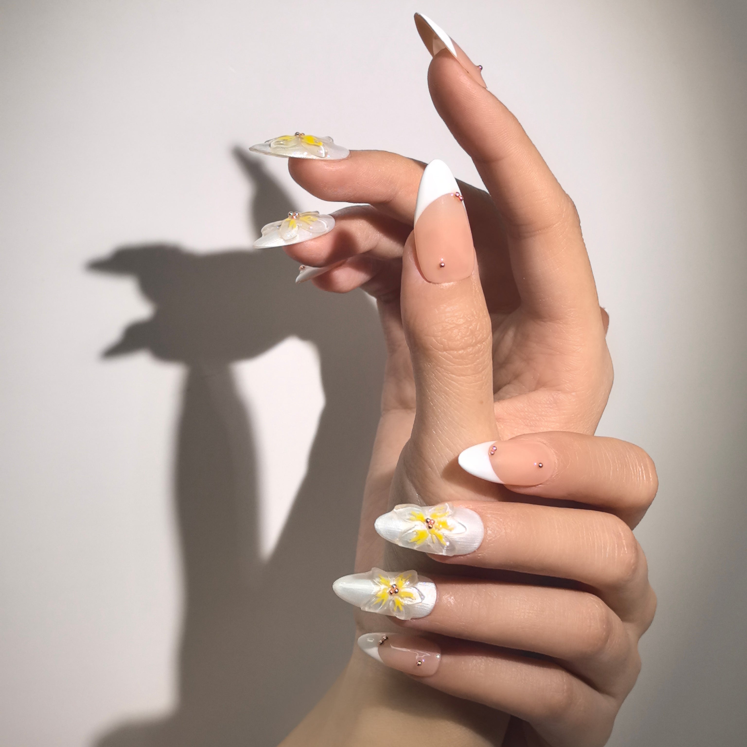 《Lumière fluide et ombres florales》 - Des ongles à coller particulièrement mignons 
