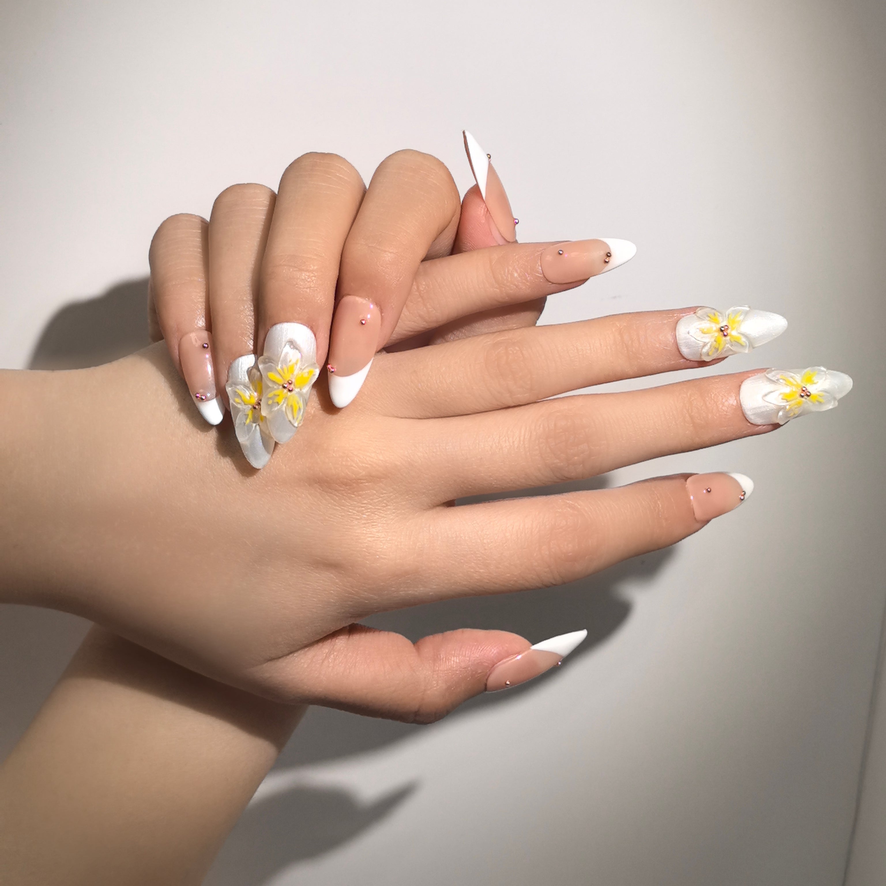 《Lumière fluide et ombres florales》 - Des ongles à coller particulièrement mignons 