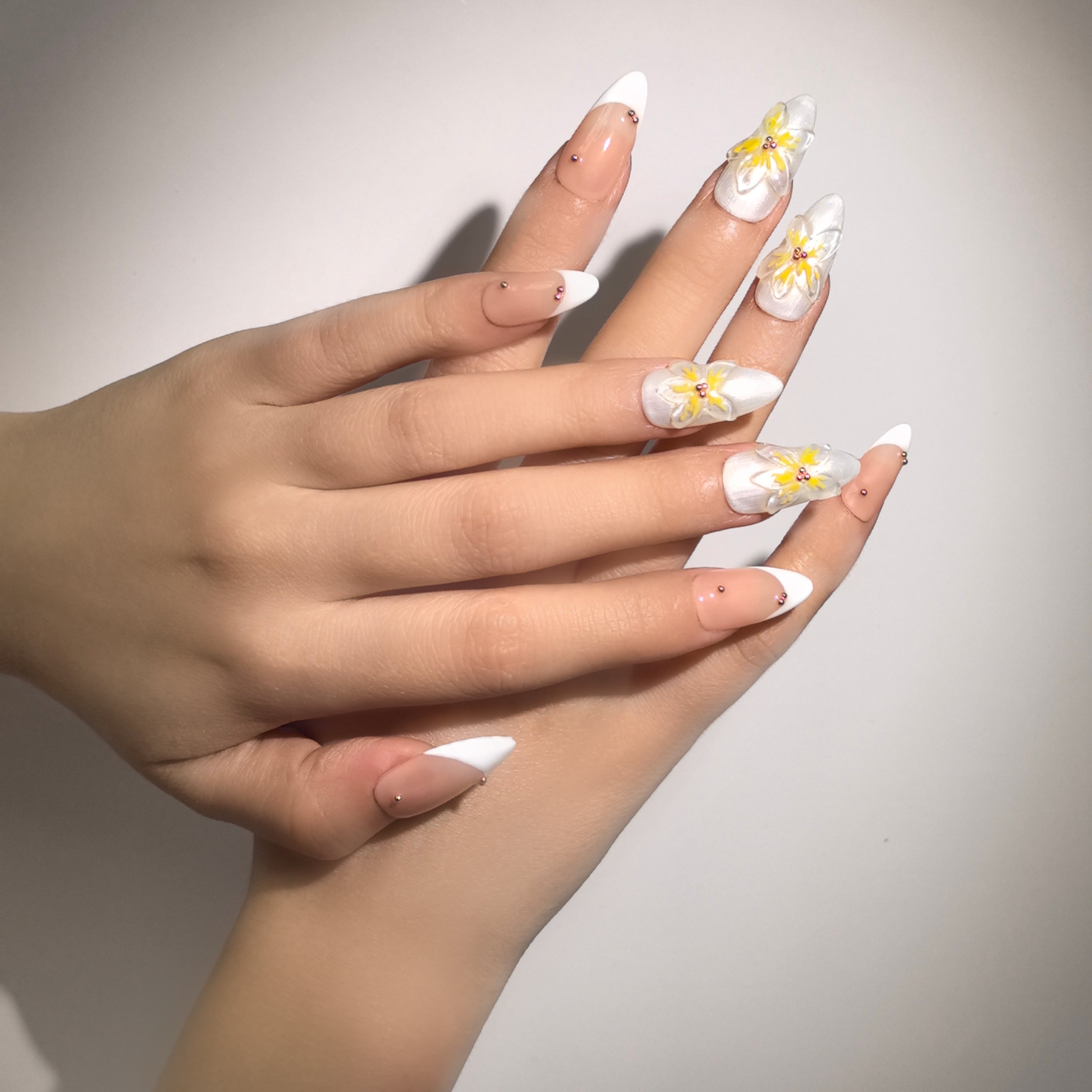 《Lumière fluide et ombres florales》 - Des ongles à coller particulièrement mignons 